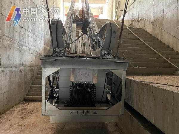 宏大電梯組裝生產的自動扶梯正在寧波一新建地鐵站安裝.王博 林彬 攝